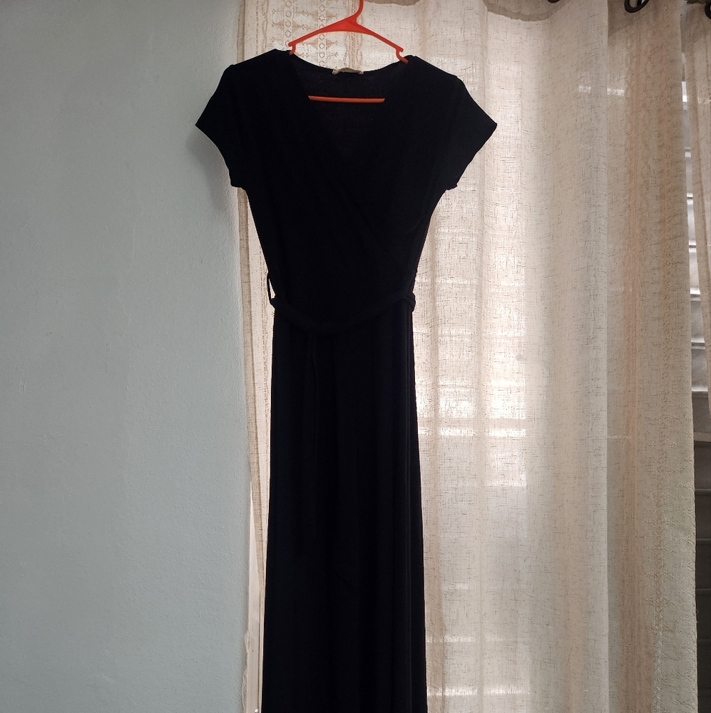Black Sheath Maxi Dress with Crew Neck and Short Sleeves